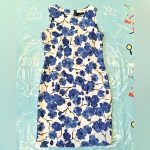 Flattering sleeveless dress in white and blue. Size 10